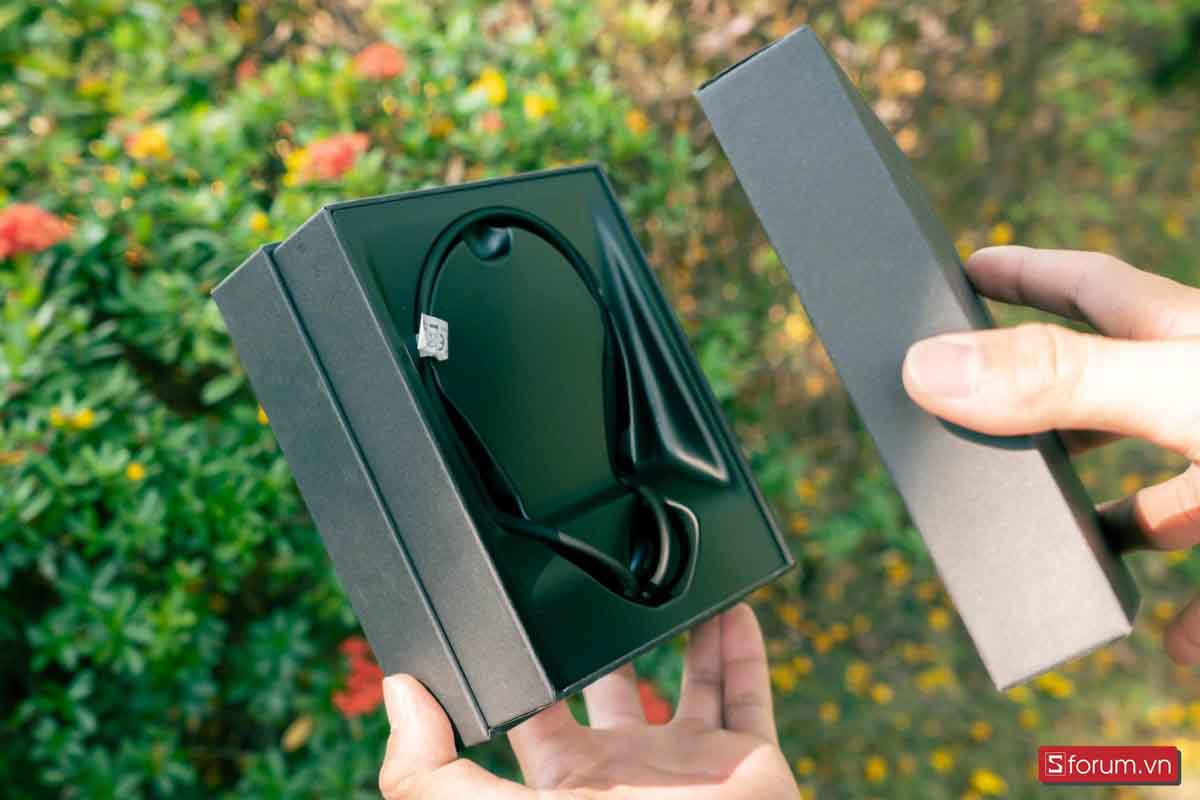 Trên tay tai nghe Edifier Comfo Run: Thiết kế bám tai chắc chắn, chất âm sôi động, có kháng nước, giá khoảng 1.49 triệu 3 Review danh gia tai nghe edifier comfo run 03