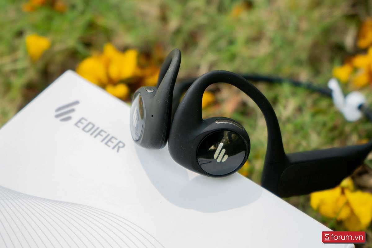 Trên tay tai nghe Edifier Comfo Run: Thiết kế bám tai chắc chắn, chất âm sôi động, có kháng nước, giá khoảng 1.49 triệu 9 Review danh gia tai nghe edifier comfo run 09