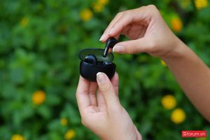 tren tay tai nghe tws edifier x2s 09